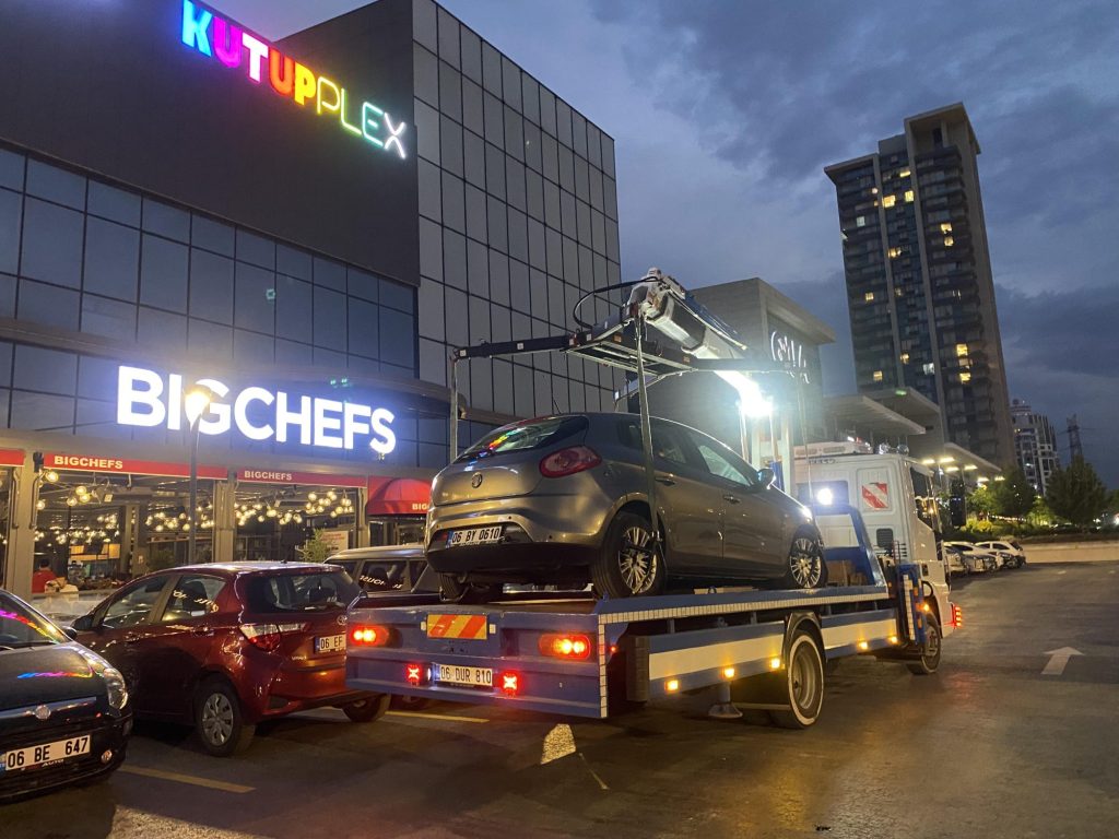 Mamak oto kurtarma hizmeti – Aslım Oto Kurtarma ekibi şehir içinde araç taşıma sırasında