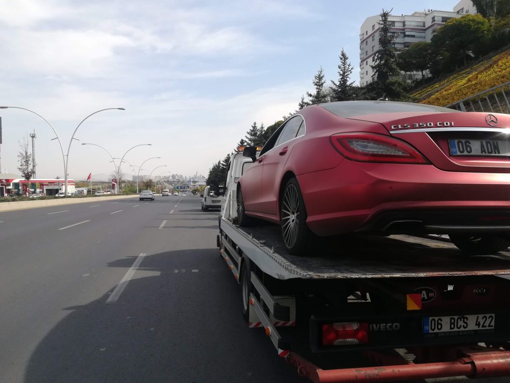 Kalecik oto çekici hizmeti – Aslım Oto Kurtarma ekibi kırsal yolda araç taşıma sırasında