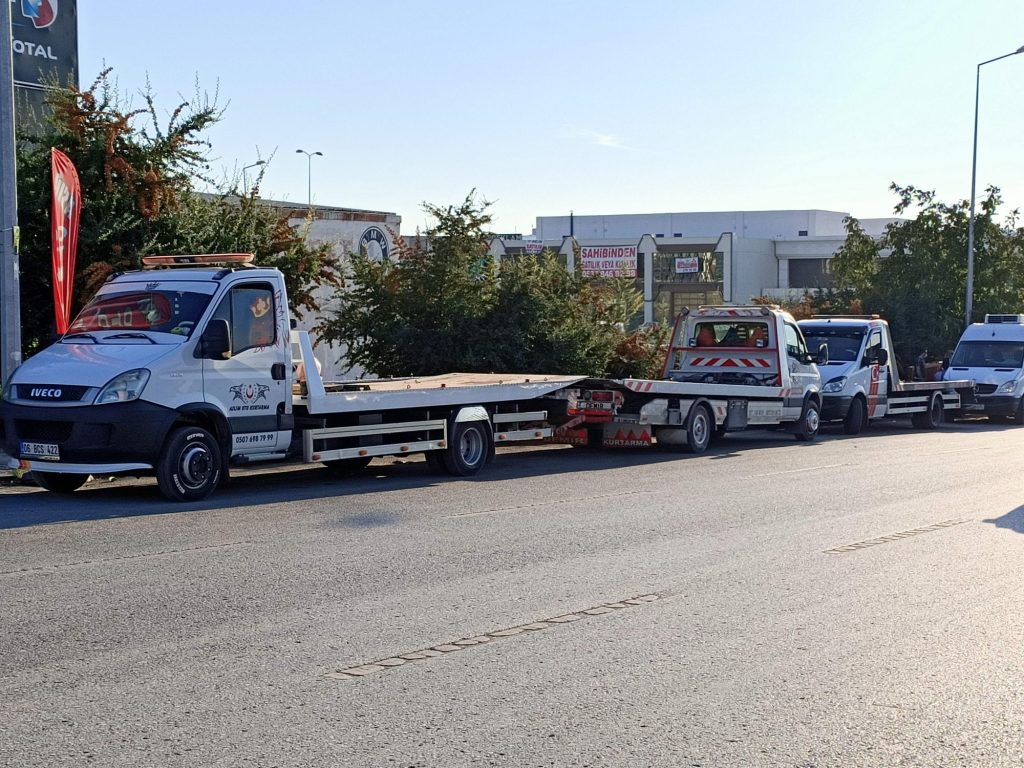 Elmadağ oto kurtarma hizmeti – Aslım Oto Kurtarma ekibi karlı yolda araç çekimi sırasında